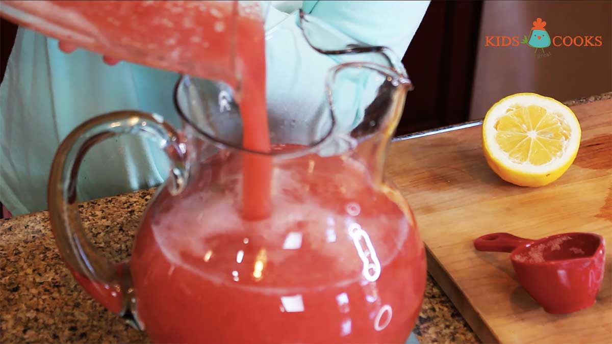 Add-the-strawberry-juice-to-the-pitcher-and-mix