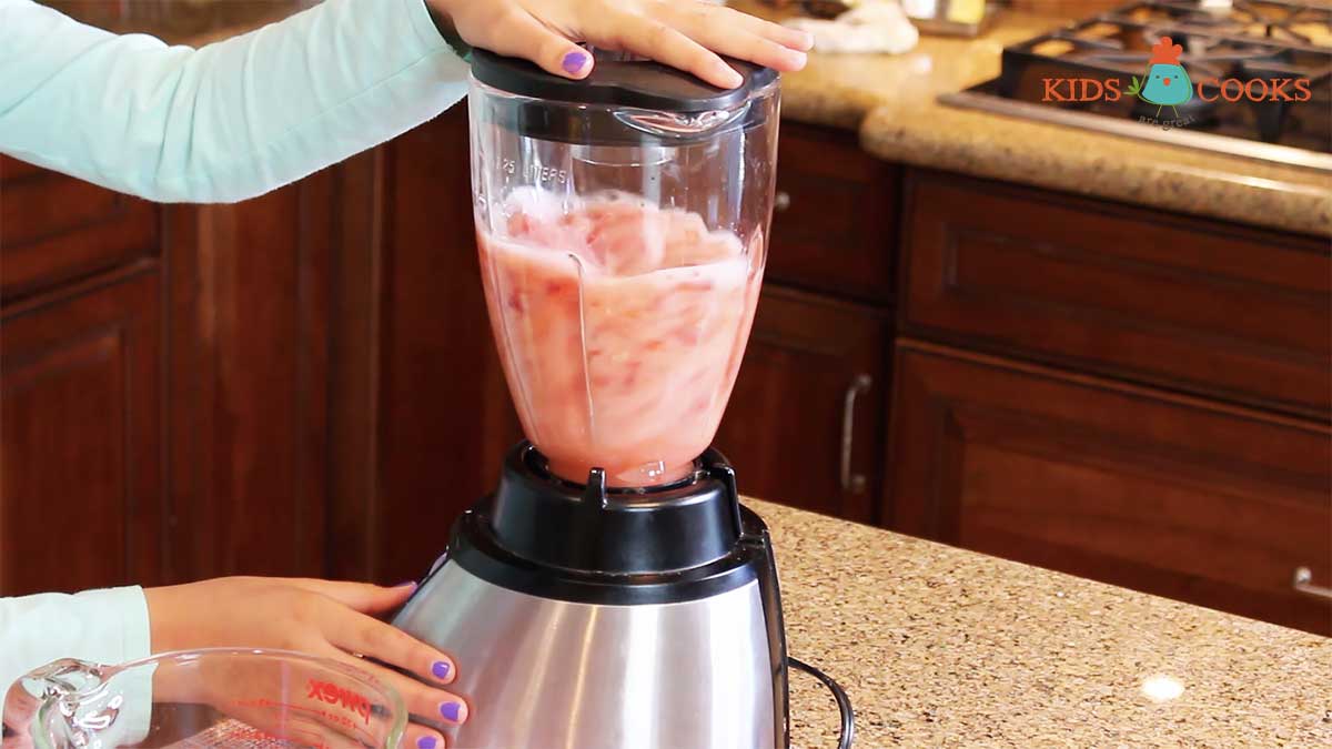Blend-the-strawberries-in-a-blender